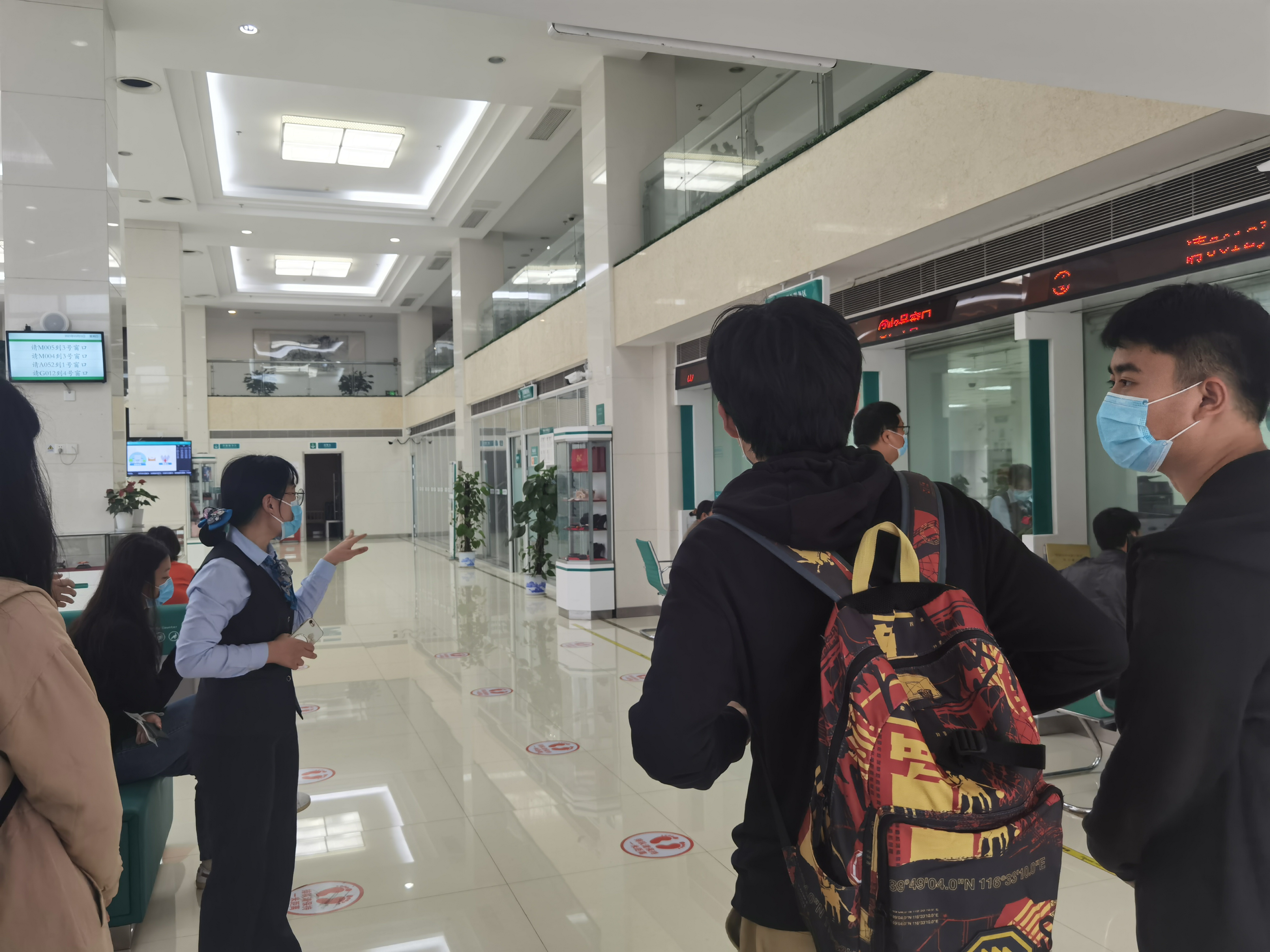 银行经理为同学们耐心地讲解银行的办理业务窗口的职能与工作细节